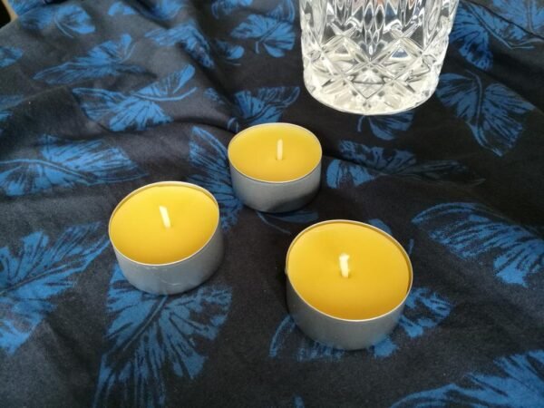 Lowfield Light Beeswax tealight in aluminium case single